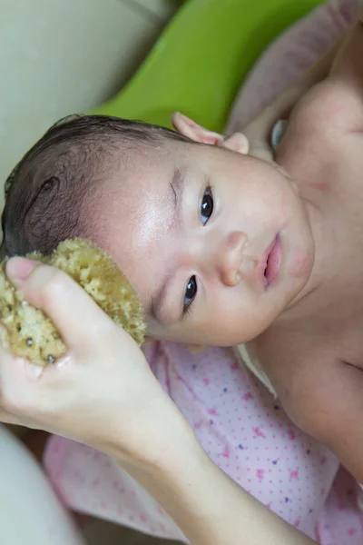 Zblízka baby koupání na rukou matky — Stock fotografie