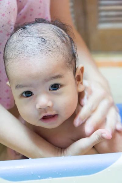 Zblízka baby koupání na rukou matky — Stock fotografie