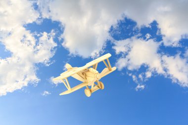 Ahşap uçak model gökyüzünde