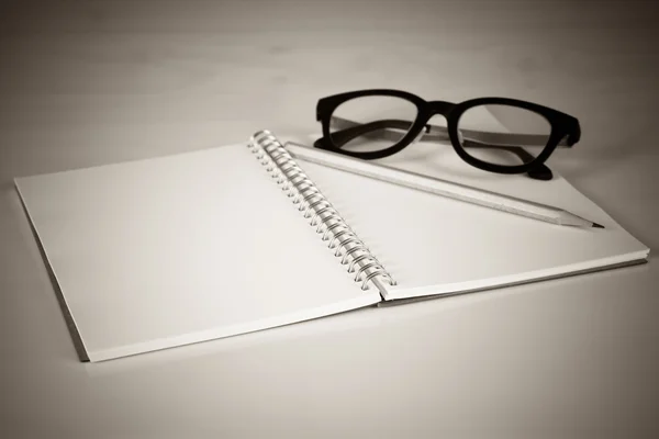 鉛筆と眼メガネ、ヴィンテージ効果をもつノート — ストック写真