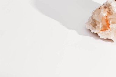 Işık altındaki koruma kristali. Doğal mineral kaya örneği, büyük güzel taş kuvars..