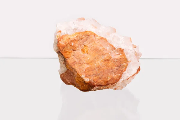 수정을 밝은 곳에서 보호 한다. 천연 광물 암석 표본, 크고 아름다운 석영. — 스톡 사진
