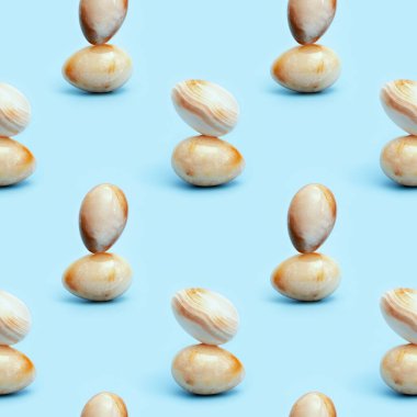 Doğal değerli taştan yapılmış dekoratif Paskalya yumurtası. Moda bahar tatili geçmişi. Minimum biçim natürmort.