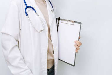 Tıp doktoru steteskopla beyaz önlükle kapayın..