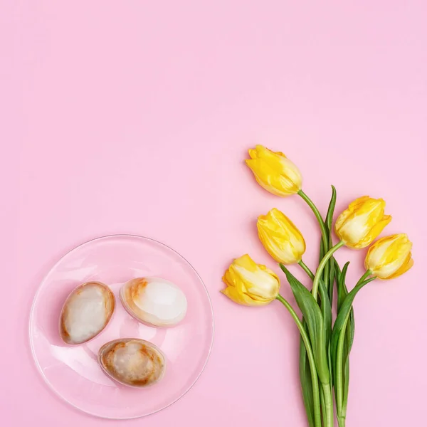 宝石オニキスからチューリップや装飾卵の自然な花とイースター組成。春のイースター休暇 — ストック写真