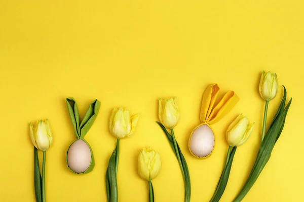 Húsvéti háttér dekoratív fából készült tojás minket szórakoztató húsvéti nyuszi és világos sárga természetes tullits virág. — Stock Fotó