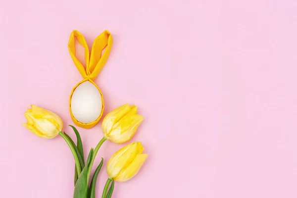 装飾的な木製の卵とイースターの背景私たち楽しいイースターバニーと明るい黄色の自然チューリップの花. — ストック写真