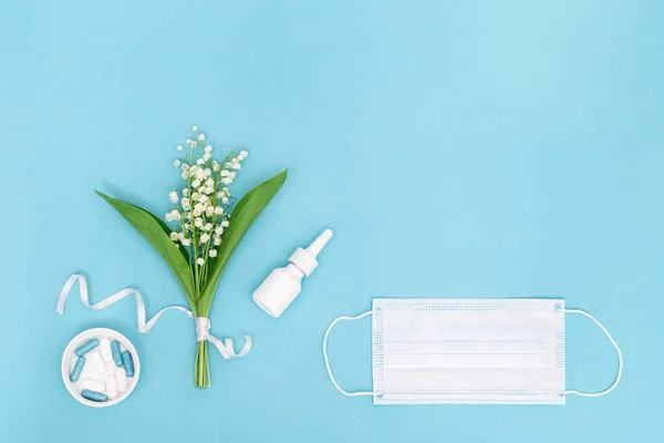 Conceito de primavera sazonal e alergias de verão à floração. Spray nasal branco e pílulas, máscara cirúrgica facial — Fotografia de Stock