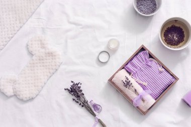 Kadın için el yapımı hediye kutusu, doğal lavanta çayı, uyku maskesi ve aroma balsamı ile anne.
