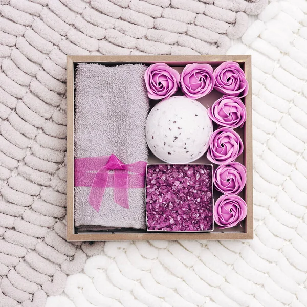 Kosmetik alami dengan aroma lavender. Kotak hadiah buatan tangan dengan bom mandi, garam laut dan bunga harum kering — Stok Foto