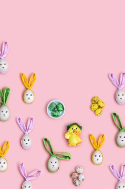 Süslü Paskalya yumurtaları, tavşancık ve yumuşak pembe arka planda sevimli sarı tavuk. Bahar Tatili