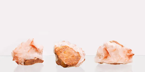 Lindo mineral de pedra calcita. Pedra preciosa translúcida natural sólida. — Fotografia de Stock