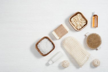 Spa natürmort bir yaşam. Vücut bakımı için hazır. Jöleli ve şampuanlı şişeler, sabun, deniz tuzu, banyo için bez..