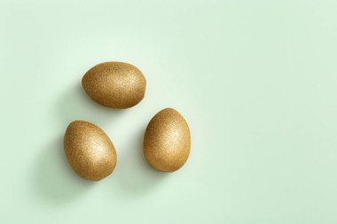 Açık yeşil kağıda boyanmış Paskalya yumurtaları. Asgari paskalya konsepti. En iyi bahar tatili