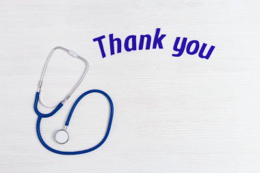 Sağlık ve tıbbi konsept. Steteskop mavi renkli ve beyaz ahşap arka planda fotokopi alanı ile 