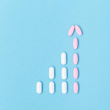 İlaç hapları, kapsül mavi yüzeyde yatıyor, virüs dağıtımı. Sağlık hizmetleri.