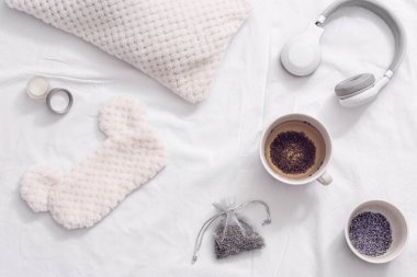 Aromatik bitki çayı uyumana yardımcı olur. Uyku maskesi, aroma balsamı, kuru lavanta çiçekleri.