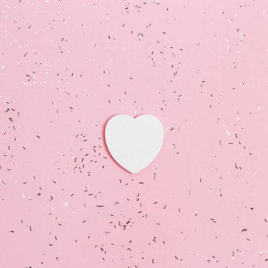 Küçük beyaz kalpli bir tatil geçmişi. Sevgililer Günü için konsept, doğum günü. Üst Manzara. Asgari biçim.