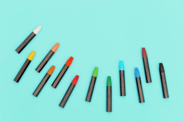 Renkli pastel boya kalemlerinin en üst görüntüsü. Yaratıcılık için çok renkli tebeşirler. Çizim için çalışma alanı.