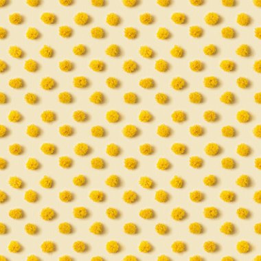 Mimosa çiçeği yuvarlak tüylü sarı çiçeğin deseni. Geometrik polka desenli doğal çiçeklerden yapılmış. Minimum bahar tatili konsepti, çiçek deseni.