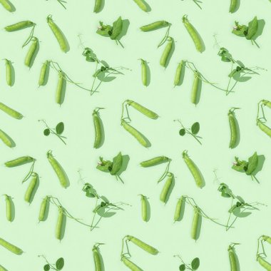 Yapraklı taze bezelye kabukları, bezelye filizleri, sağlıklı sebze yemekleri. Bezelye ve yeşil filizlerin deseni.