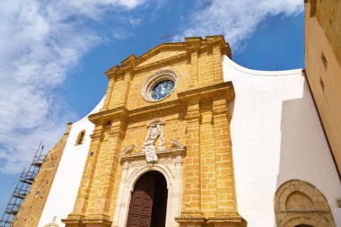 Agrigento, Sicilya, İtalya 'daki San Gerlando Katedrali manzarası. Küçük Sicilya şehrinin tarihi simgesi. Güzel ortaçağ binaları, turistik yerler..