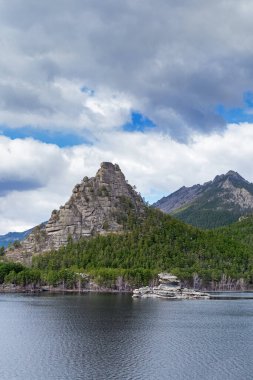 Burabay (Borovoe) Gölü ve güzel dağları Okzhetpes ve Zhumbaktas manzarası. Kazakistan 'daki Burabay Ulusal Doğa Parkı. Resimli dağ manzarası.