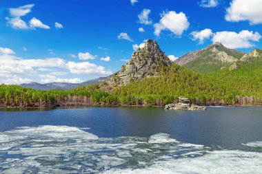 Buz ve gizemli kaya Zumbaktas ile Burabai Gölü manzarası. Göl Kazakistan Cumhuriyeti 'nin Burabay Ulusal Doğa Parkı' nda yer almaktadır. Mayıs 2018.
