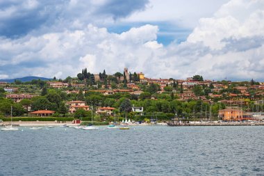 Manerba del Garda, Garda Gölü 'nün batı kıyısında, Valtenesi Vadisi' nde yer alan sakin bir tatil köyüdür. Garda Gölü 'nün doğal manzarası.