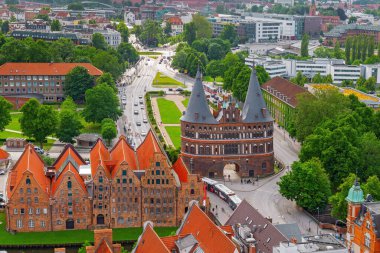 Alman küçük kasabasının panoraması. Holsten Kapısı ve Holstentor Müzesi 'nin yukarıdan görüntüsü. Lubeck 'in simgesi. Haziran 2017.