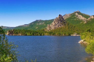 Okzhetpes 'in en güzel dağ zirveleriyle çevrili kayalığı Kazakistan' daki Burabay Ulusal Doğa Parkı 'nda yer almaktadır. Fantastik kaya yığınları.