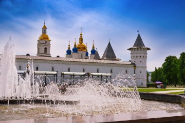 Taş duvarlar ve Tobolsk Kremlin Kulesi. Sibirya 'da. - Rusya. Tyumen bölgesi. Sibirya mimarisinin eşsiz bir örneği.