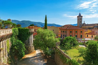 Sarzana, İtalya ve Liguria 'nın en iyi manzarası. Tepedeki Firmafede kalesinden şehrin manzarası. Sarzana Katedrali 'nin üstünden bak.