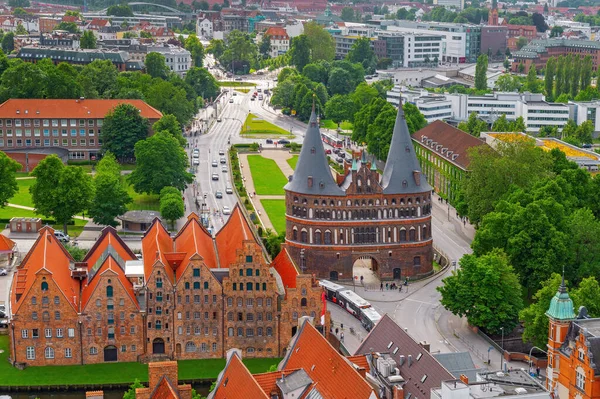 Alman küçük kasabasının panoraması. Holsten Kapısı ve Holstentor Müzesi 'nin yukarıdan görüntüsü. Lubeck 'in simgesi. Haziran 2017.