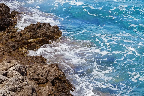 Akdeniz 'in kayalık sahili. Güzel sahil. Vahşi sahil. Ada Girit. Yunanistan.