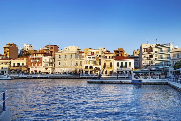 Gün batımında Agios Nikolaos 'un manzarası. Rıhtımdaki açık hava kafeleri. Yunanistan, Girit Adası - 7 Temmuz 2017