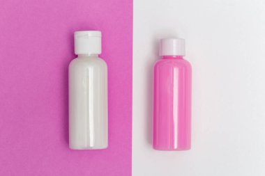 Güzellik ürünleri. İki şişe, arka planda fotokopi alanı olan beyaz ve pembe renkli. Spa konsepti. Düz yatış stili. Üst Manzara. Pastel Renkleri. 