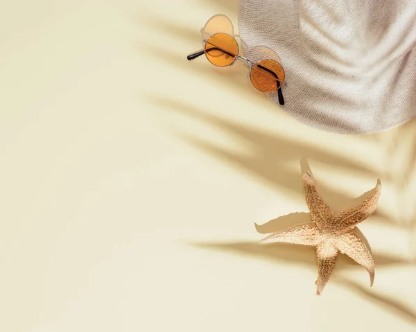 Fondo Concepto Descanso Playa Verano Con Sombrero Ala Ancha Gafas —  Fotos de Stock