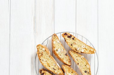 Tatlı cantuccini bisküvileri. İtalyan biscotti kurabiyeleri woden masada..
