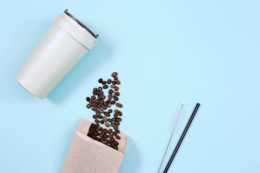 Yeniden kullanılabilir eko kahve fincanı ve pipet içen metal. Sıfır atık konsepti, düz. Tek kullanımlık plastiği yasakla. Büyük bardağı içki için götür..