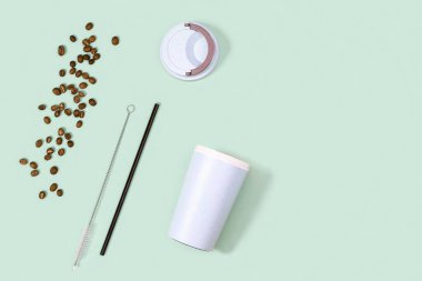 Yeniden kullanılabilir plastik ve çevre dostu aletler. Metal pipet, bambu kahve fincanı. Sıfır atık.