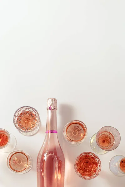 Viele Gläser Rosenwein Und Flasche Sekt Rosa Wein Draufsicht Leichtes — Stockfoto