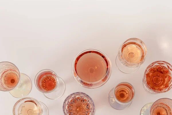 Roséweinsortiment Kristallgläsern Rosésekt Auf Hellem Hintergrund Sommer Alkoholische Getränke Draufsicht — Stockfoto