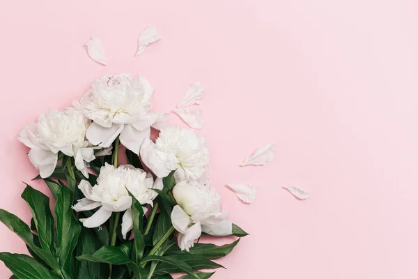 コピースペース付きピンクの背景に白い牡丹の花の花束 夏休み 母の日 女性の日 結婚式の招待状の花のポストカード — ストック写真