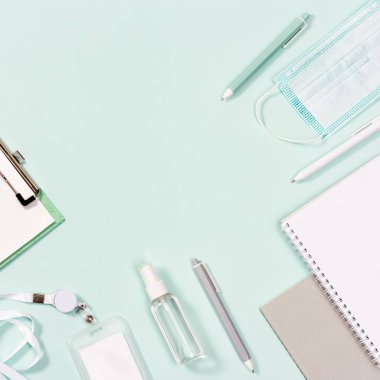 Okul malzemeleri, yüz maskesi ve el dezenfektanı, öğrenci rozeti, defterler, kalemler.