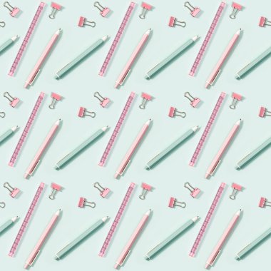 Ofis malzemeleri, renkli kalemler, dolma kalemler, ataçlar ve metal kağıtlarla yaratıcı ve pürüzsüz desen..