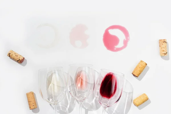 Wein Gläsern Vorhanden Rot Rosen Und Weißwein Auf Hellem Hintergrund — Stockfoto