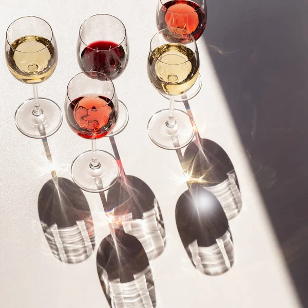 Wein Gläsern Vorhanden Rot Rosen Und Weißwein Hartes Licht Blick — Stockfoto