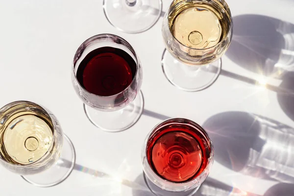 Rot Rosen Und Weißweinblick Sonnenlicht Gemischter Wein Glas Dunkle Schatten — Stockfoto