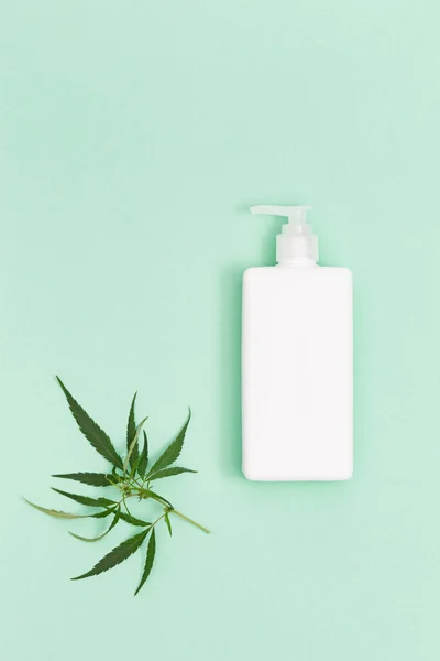 Productos Belleza Cannabis Que Contienen Ingredientes Naturales Origen Vegetal Tarro —  Fotos de Stock